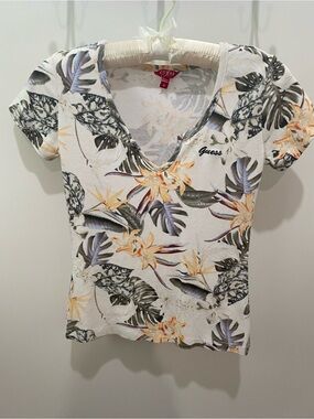 GUESS Women's White Tropical Floral V-Neck Tee